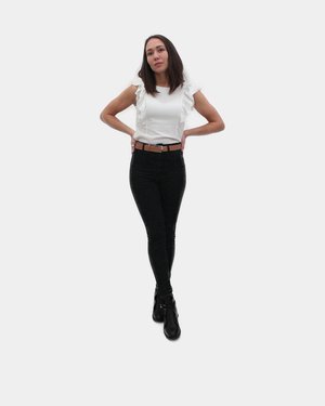 Model with a beige Aria leather belt