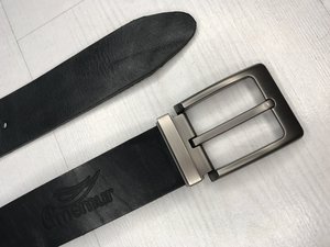 Мужской ремень из черной кожи Pager - детально